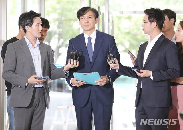 【서울=뉴시스】최진석 기자 = 조국 법무부 장관 후보자가 25일 서울 종로구 인사청문회 준비 사무실로 출근하며 논란에 관한 소회를 밝히고 있다. 2019.08.25.&nbsp; myjs@newsis.com