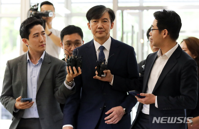 【서울=뉴시스】최진석 기자 = 조국 법무부 장관 후보자가 25일 서울 종로구 인사청문회 준비 사무실로 출근하며 취재진의 질문을 듣고 있다. 2019.08.25. myjs@newsis.com