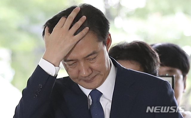 【서울=뉴시스】최진석 기자 = 조국 법무부 장관 후보자가 25일 서울 종로구 인사청문회 준비 사무실로 출근하고 있다. 2019.08.25.&nbsp; myjs@newsis.com