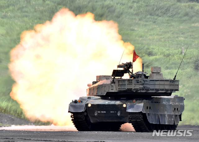 【고텐바=AP/뉴시스】일본 육상자위대가 25일 시즈오카현 고텐바 히가시후지 기지에서 실탄 훈련을 벌이고 있다. 2019.08.25