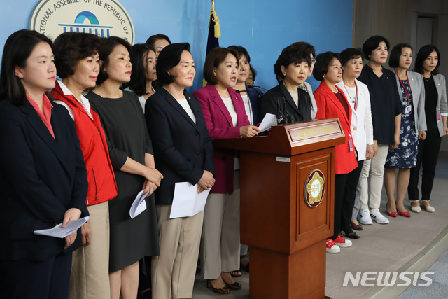【서울=뉴시스】고승민 기자 = 자유한국당 송희경, 윤종필, 최연혜, 전희경, 신보라, 박인숙 등 여성의원과 여성당원들이 25일 서울 여의도 국회에서 더불어민주당 이해찬 대표 및 조국 법무부 장관 후보자의 발언 관련 기자회견을 하고 있다. 2019.08.25.kkssmm99@newsis.com