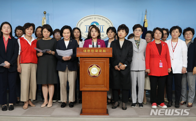 【서울=뉴시스】고승민 기자 = 자유한국당 송희경, 윤종필, 최연혜, 전희경, 신보라, 박인숙 등 여성의원과 여성당원들이 25일 서울 여의도 국회에서 더불어민주당 이해찬 대표 및 조국 법무부 장관 후보자의 발언 관련 기자회견을 하고 있다. 2019.08.25.kkssmm99@newsis.com