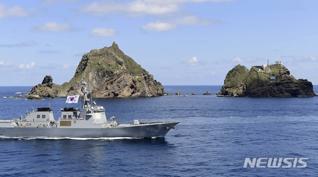 【서울=뉴시스】홍효식 기자 = 우리 군(軍)은 독도를 비롯한 동해 영토 수호 의지를 더욱 공고히 하기 위해 오늘부터 내일(8.26)까지 동해 영토수호훈련을 실시한다. 사진은 오늘 훈련에 참가한 세종대왕함(DDG, 7,600톤급)이 독도 앞을 항해하는 모습. 2019.08.25. (사진 = 해군 제공)&nbsp; photo@newsis.com
