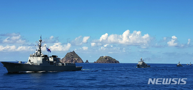 【서울=뉴시스】홍효식 기자 = 우리 군(軍)은 독도를 비롯한 동해 영토 수호 의지를 더욱 공고히 하기 위해 오늘부터 내일(8.26)까지 동해 영토수호훈련을 실시한다. 사진은 오늘 훈련에 참가한 세종대왕함(DDG, 7,600톤급)이 독도 앞을 항해하는 모습. 2019.08.25. (사진 = 해군 제공)&nbsp; photo@newsis.com