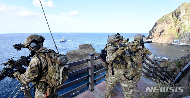 【서울=뉴시스】홍효식 기자 = 우리 군(軍)은 독도를 비롯한 동해 영토 수호 의지를 더욱 공고히 하기 위해 오늘부터 내일(8.26)까지 동해 영토수호훈련을 실시한다. 사진은 오늘 오전 해군 특전요원(UDT)들이 독도에 전개해 사주경계를 하고 있는 모습. 2019.08.25. (사진 = 해군 제공)  photo@newsis.com
