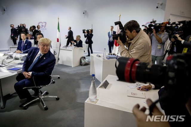 【비아리츠=AP/뉴시스】 도널드 트럼프 미국 대통령이 25일(현지시간) 프랑스 비아리츠에서 주요 7개국(G7)정상회의를 시작하기 전 취재진의 카메라를 향해 포즈를 취하고 있다. 2018.25 