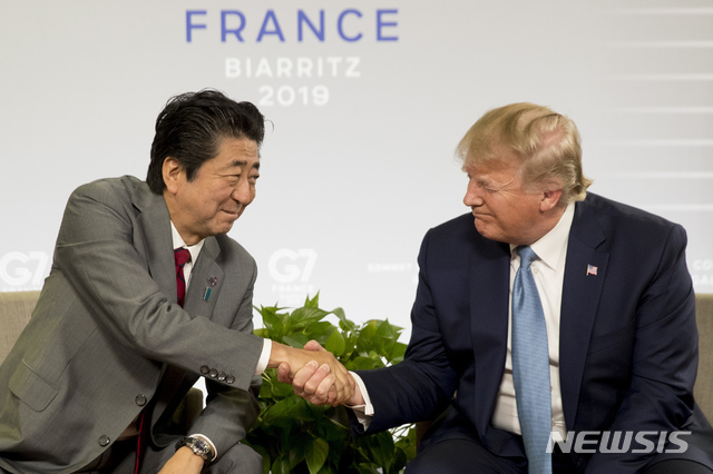  【비아리츠=AP/뉴시스】 25일 프랑스 G7 정상회의 참석 중 미국의 도널드 트럼프 대통령과 아베 신조 총리가 별도의 양국 정상회담을 시작하면서 악수 포즈를 취하고 있다. 이 정상회담은 약 1시간 진행됐으며 트럼프 대통령은 오전의 1세션 회의 전후로 이처럼 영국 총리, 일본 총리, 캐나다 총리와 잇따라 양국 회담을 치렀다. 오후에는 독일 총리 및 인도 총리와 회담한다. 2019. 8. 25.&nbsp; 