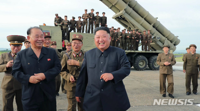 【서울=뉴시스】 북한 조선중앙TV가 지난 24일 김정은 국무위원장의 지도 아래 새로 연구 개발한 초대형 방사포 시험 사격을 성공적으로 진행했다고 25일 보도했다. 2019.08.25. (사진=조선중앙TV 캡처)&nbsp; photo@newsis.com