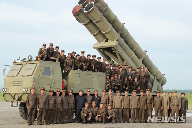 【서울=뉴시스】 북한 조선중앙TV가 지난 24일 김정은 국무위원장의 지도 아래 새로 연구 개발한 초대형 방사포 시험 사격을 성공적으로 진행했다고 25일 보도했다. 2019.08.25. (사진=조선중앙TV 캡처)    photo@newsis.com