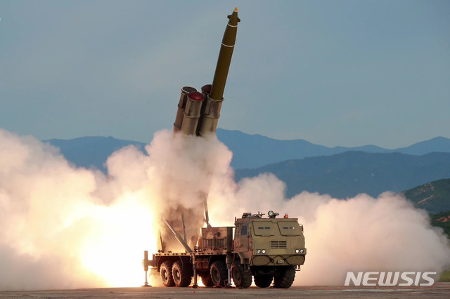 【서울=뉴시스】 북한 조선중앙TV가 지난 24일 김정은 국무위원장의 지도 아래 새로 연구 개발한 초대형 방사포 시험 사격을 성공적으로 진행했다고 25일 보도했다. 2019.08.25. (사진=조선중앙TV 캡처)&nbsp; photo@newsis.com