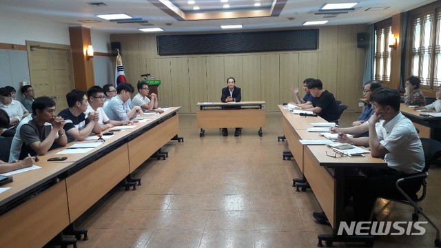 【경산=뉴시스】 강병서 기자=경산시 사동 부영6차아파트 입주민 대표들과 부영주택, 감정평가기관, 경산시 관계자들이 지난 22일 오후 이 아파트 분양 감정가격에 대해 협의를 하고 있다. 2019.08.26. kbs @newsis.com