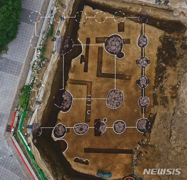 【김해=뉴시스】김상우기자= 경남 김해시는 봉황동 가야왕궁 유적지에서 5세기 말에서 6세기 초 목탑으로 보이는 가야사찰 건물 유적을 발굴했다고 26일 밝혔다. 사진은 건물 기둥 유적지.&nbsp; (사진=김해시 제공). 2019.08.26 photo@newsis.com