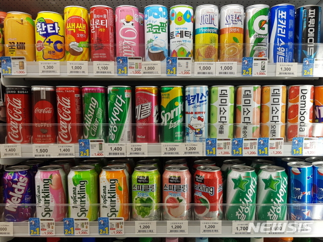 【서울=뉴시스】편의점에 대용량캔이 진열된 모습. 슬림캔보다 잘 보이고 손으로 잡기 쉬운 골든존에 대용량 캔이 진열돼 있다.