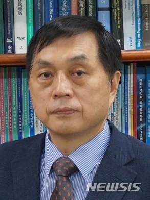 사진은 포스텍 이상준 교수.