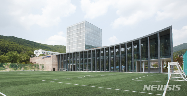 【서울=뉴시스】한국외대 글로벌캠퍼스 백년관. 2019.8.26(사진=한국외대 제공) photo@newsis.com