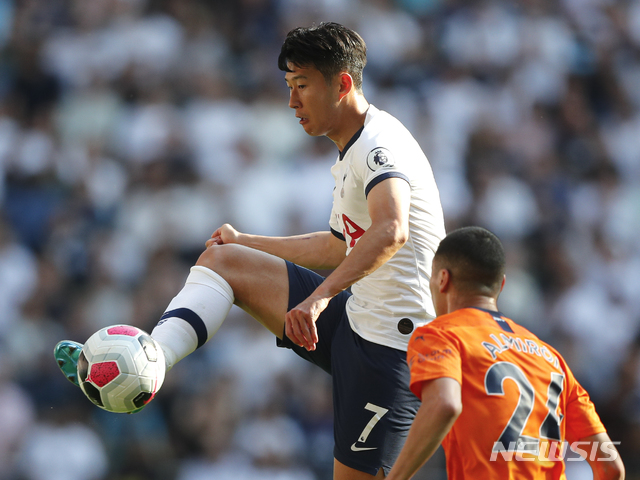 【런던=AP/뉴시스】토트넘이 26일(한국시간) 영국 런던의 토트넘 핫스퍼 스타디움에서 열린 뉴캐슬 유나이티드와의 2019~2020시즌 잉글랜드 프로축구 프리미어리그(EPL) 3라운드에서 0-1로 패했다. 출장정지 징계가 끝난 손흥민은 선발로 나서 이번 시즌 처음으로 그라운드를 밟았다.풀타임을 소화했다.