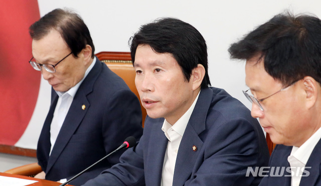 【서울=뉴시스】이종철 기자 = 26일 서울 여의도 국회에서 열린 더불어민주당 최고위원회의에서 이인영 원내대표가 모두발언을 하고 있다. 2019.08.26. jc4321@newsis.com