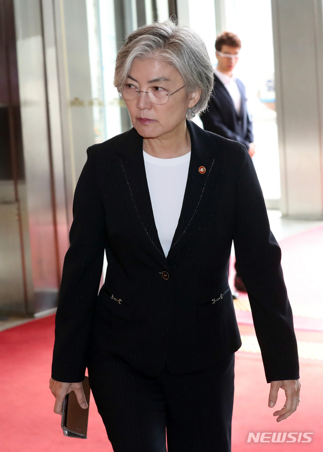 【서울=뉴시스】 박영태 기자 = 강경화 외교부장관이 지소미아 종료 관련 윤상현 국회 외통위원장에게 보고를 위해 26일 오전 서울 여의도 국회로 들어서고 있다. 2019.08.26. since1999@newsis.com