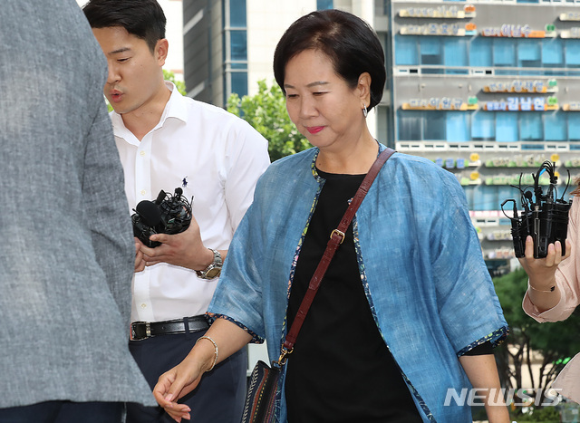 【서울=뉴시스】이영환 기자 = 목포 부동산 투기 의혹을 받고 있는 무소속 손혜원 의원이 26일 오전 서울 양천구 서울남부지방법원에서 열린 1차 공판에 출석하고 있다. 2019.08.26.&nbsp; 20hwan@newsis.com