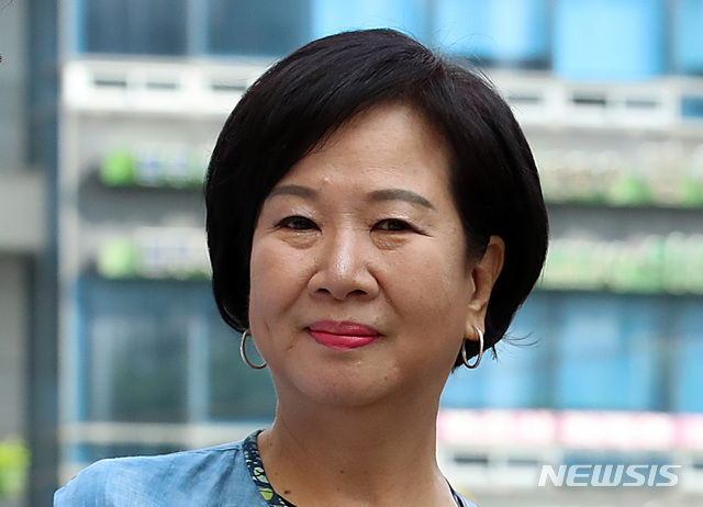 【서울=뉴시스】이영환 기자 = 목포 부동산 투기 의혹을 받고 있는 무소속 손혜원 의원이 26일 오전 서울 양천구 서울남부지방법원에서 열린 1차 공판에 출석하고 있다. 2019.08.26. 20hwan@newsis.com