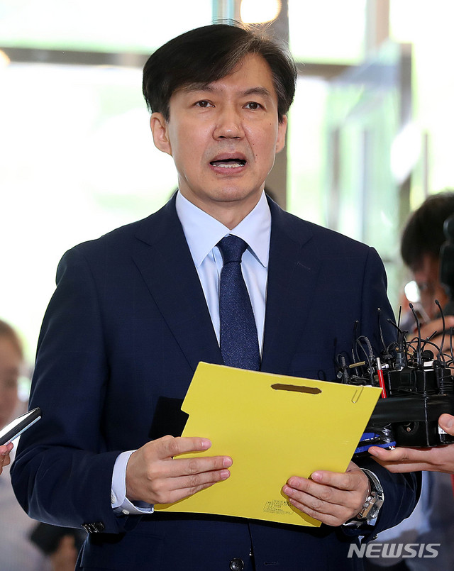 【서울=뉴시스】추상철 기자 = 조국 법무부장관 후보자가 26일 오전 서울 종로구 적선현대빌딩에 마련된 청문회 준비사무실로 출근하며 입장을 밝히고 있다. 2019.08.26. scchoo@newsis.com