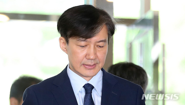 【서울=뉴시스】추상철 기자 = 조국 법무부장관 후보자가 26일 오전 서울 종로구 적선현대빌딩에 마련된 청문회 준비사무실로 출근하며 입장을 밝히고 있다. 2019.08.26. scchoo@newsis.com