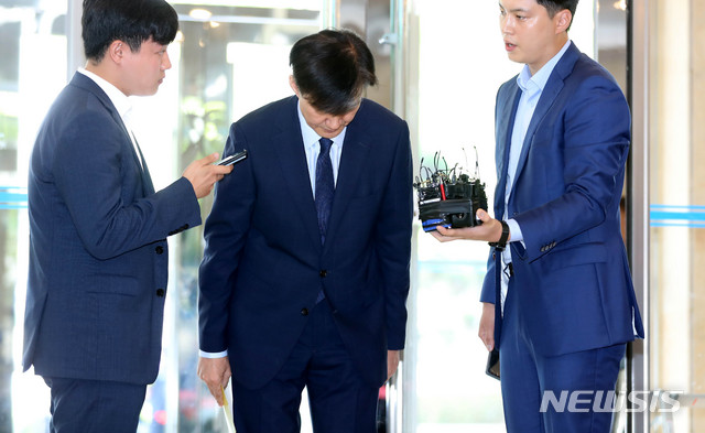 【서울=뉴시스】추상철 기자 = 조국 법무부장관 후보자가 26일 오전 서울 종로구 적선현대빌딩에 마련된 청문회 준비사무실로 출근하며 입장을 밝힌 후 고개숙여 인사하고 있다. 2019.08.26. scchoo@newsis.com