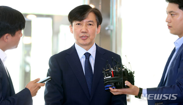 【서울=뉴시스】추상철 기자 = 조국 법무부장관 후보자가 26일 오전 서울 종로구 적선현대빌딩에 마련된 청문회 준비사무실로 출근하며 입장을 밝히고 있다. 2019.08.26.&nbsp; scchoo@newsis.com