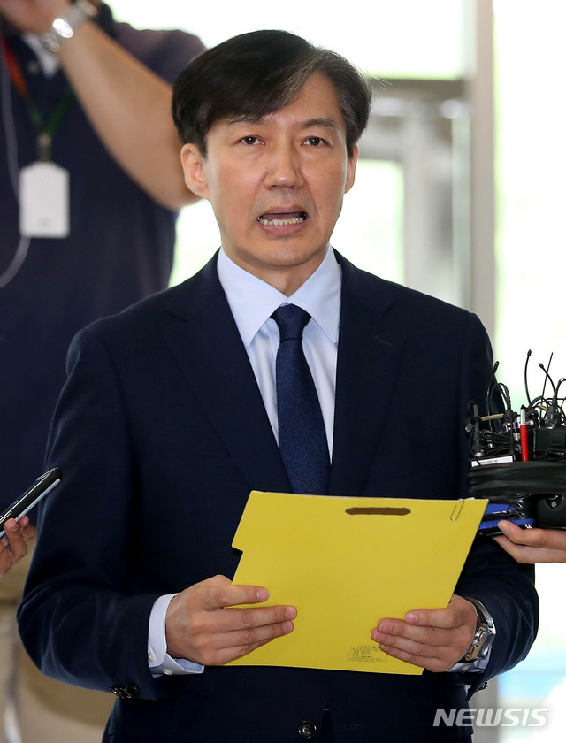 【서울=뉴시스】추상철 기자 = 조국 법무부장관 후보자가 26일 오전 서울 종로구 적선현대빌딩에 마련된 청문회 준비사무실로 출근하며 입장을 밝히고 있다. 2019.08.26.&nbsp; scchoo@newsis.com