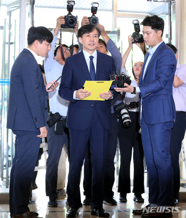 【서울=뉴시스】추상철 기자 = 조국 법무부장관 후보자가 26일 오전 서울 종로구 적선현대빌딩에 마련된 청문회 준비사무실로 출근하며 입장을 밝히고 있다. 2019.08.26.&nbsp; scchoo@newsis.com