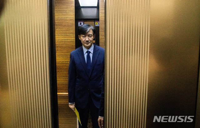 【서울=뉴시스】추상철 기자 = 법무부 장관 후보자 조국 전 청와대 민정수석이 26일 오후 서울 종로구 인사청문회 준비 사무실이 마련된 사무실 로비에서 출근 중 입장 발표를 마치고 승강기를 타고 있다. 2019.08.26. photo@newsis.com