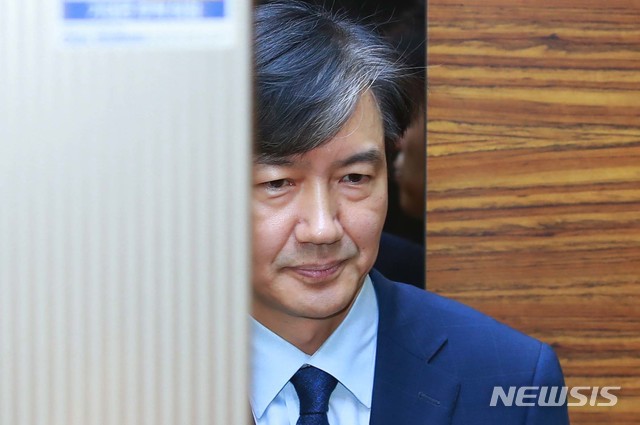 【서울=뉴시스】추상철 기자 = 조국 법무부 장관 후보자가 26일 오전 인사청문회 준비단이 마련된 서울 종로구 적선현대빌딩으로 출근해 입장을 밝힌 뒤 엘리베이터에 올라 사무실로 들어가고 있다. 2019.08.26.&nbsp; photo@newsis.com