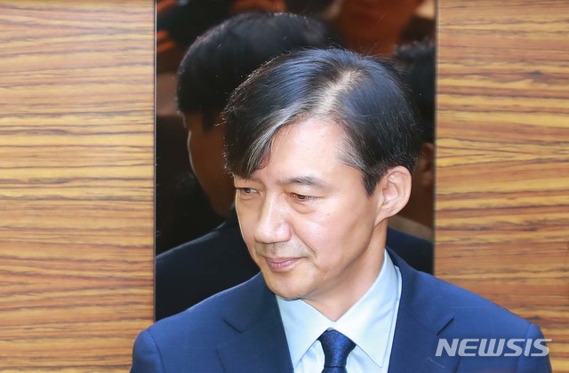 【서울=뉴시스】추상철 기자 = 조국 법무부 장관 후보자가 26일 오전 인사청문회 준비단이 마련된 서울 종로구 적선현대빌딩으로 출근해 입장을 밝힌 뒤 엘리베이터에 올라 사무실로 들어가고 있다. 2019.08.26. photo@newsis.com