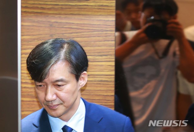 【서울=뉴시스】추상철 기자 = 조국 법무부 장관 후보자가 26일 오전 인사청문회 준비단이 마련된 서울 종로구 적선현대빌딩으로 출근해 입장을 밝힌 뒤 엘리베이터에 올라 사무실로 들어가고 있다. 2019.08.26.&nbsp; photo@newsis.com