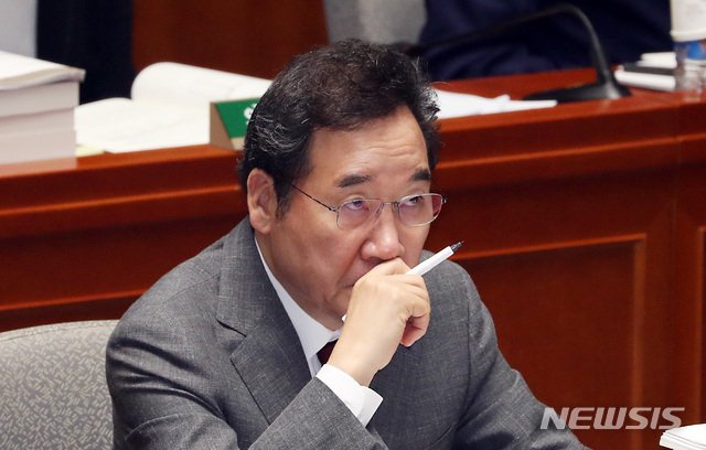 【서울=뉴시스】이종철 기자 = 26일 서울 여의도 국회에서 열린 예산결산특별위위원회 전체회의에서 이낙연 총리가 심각한 표정을 하고 있다. 2019.08.26.jc4321@newsis.com