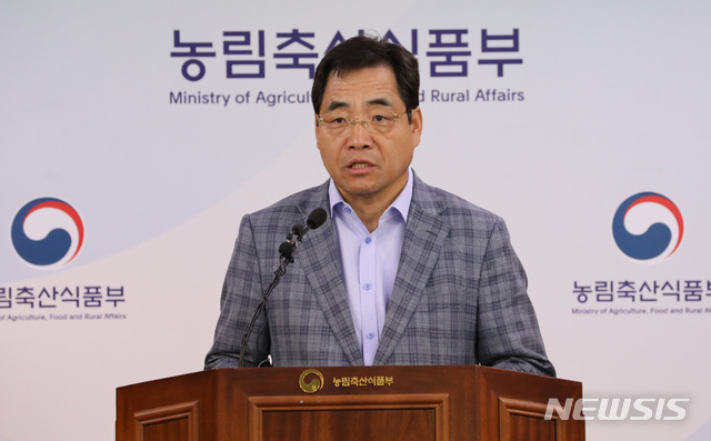 【세종=뉴시스】강종민 기자 = 오병석 농림축산식품부 차관보가 지난 26일 오전 정부세종청사에서 추석을 앞두고 성수품 공급 확대를 통한 민생안정 지원과 할인판매 등 소비촉진을 통한 농가경제활성화 지원 중심의 '추석 성수품 수급안정 대책'을 추진한다고 밝히고 있다. 2019.08.27.&nbsp;&nbsp; ppkjm@newsis.com