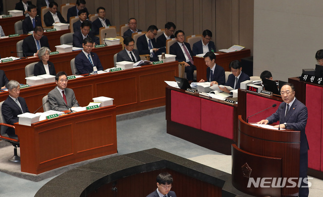 【서울=뉴시스】이종철 기자 = 26일 서울 여의도 국회에서 열린 예산결산특별위위원회 전체회의에서 홍남기 경제부총리가 보고를 하고 있다. 2019.08.26.jc4321@newsis.com