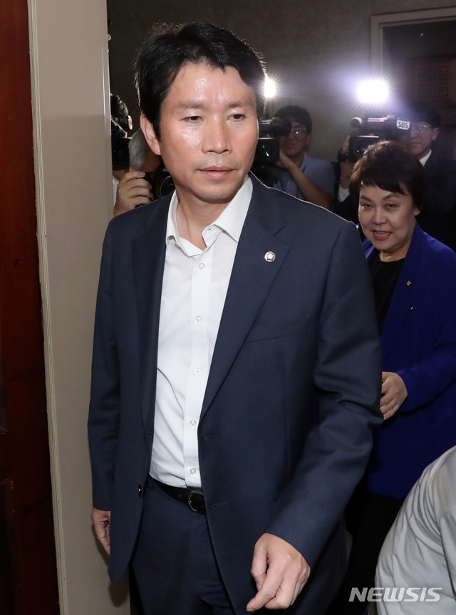 【서울=뉴시스】 박영태 기자 = 26일 오전 서울 여의도 국회에서 열린 교섭단체 3당 원내대표 회동에 이인영 더불어민주당 원내대표가 참석하고 있다. 2019.08.26. since1999@newsis.com