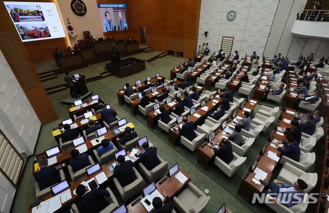 【서울=뉴시스】배훈식 기자 = 26일 오전 서울 중구 서울시의회에서 열린 제289회 임시회 시정질문에 참석한 조희연 서울시교육감이 송정중학교 통폐합 문제에 대한 질의에 답변하고 있다. 2019.08.26. dahora83@newsis.com