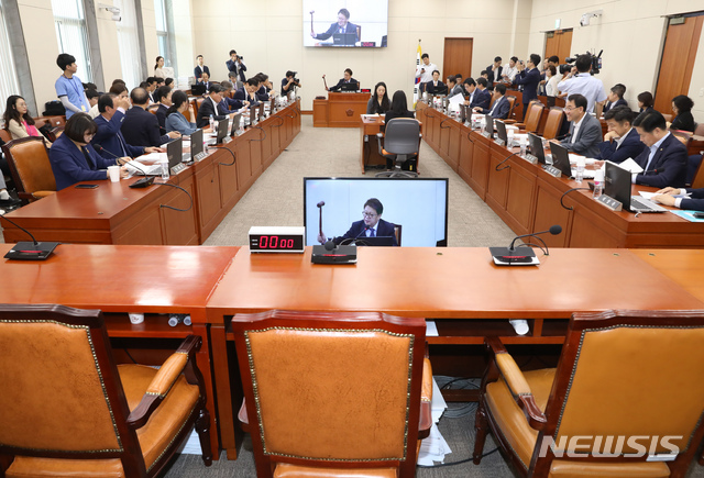 【서울=뉴시스】고승민 기자 = 26일 서울 여의도 국회에서 은성수 금융위원회 후보자 인사청문요청안 등을 안건으로 열린 정무위원회 전체회의에서 은 후보자의 인사청문요청안이 가결되고 있다. 2019.08.26. kkssmm99@newsis.com