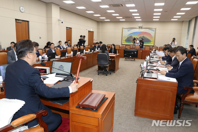 【서울=뉴시스】고승민 기자 = 26일 서울 여의도 국회에서 은성수 금융위원회 후보자 인사청문요청안 등을 안건으로 열린 정무위원회 전체회의에서 은 후보자의 인사청문요청안이 가결되고 있다. 2019.08.26.kkssmm99@newsis.com