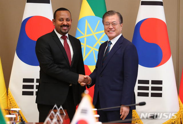 【서울=뉴시스】전신 기자 = 문재인 대통령이 26일 청와대 본관에서 한국을 공식방문 중인 아비 아흐메드 알리 에티오피아 총리와 정상회담에 앞서 악수하고 있다. 2019.08.26.&nbsp; photo1006@newsis.com