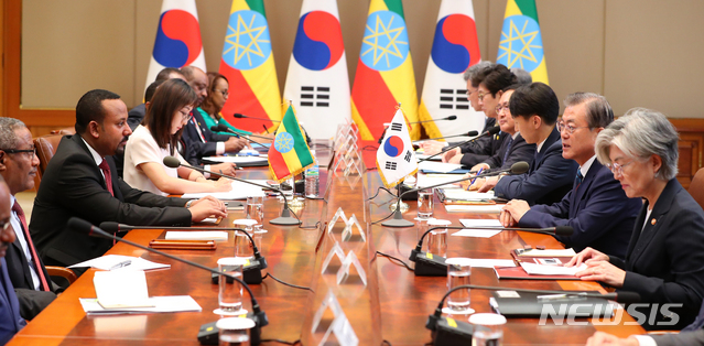 【서울=뉴시스】전신 기자 = 문재인 대통령이 26일 청와대 본관에서 한국을 공식방문 중인 아비 아흐메드 알리 에티오피아 총리와 정상회담을 하고 있다. 2019.08.26. photo1006@newsis.com