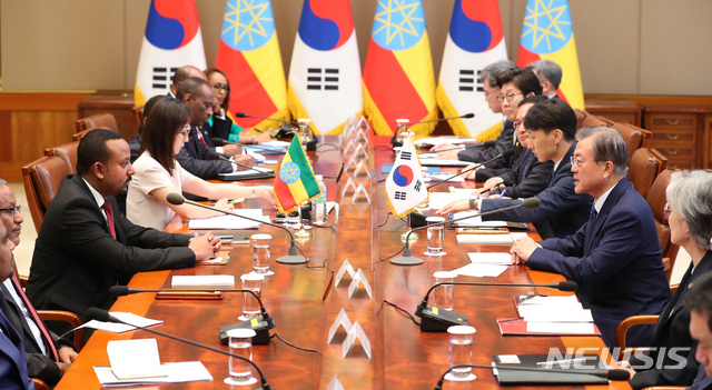 【서울=뉴시스】전신 기자 = 문재인 대통령이 26일 청와대 본관에서 한국을 공식방문 중인 아비 아흐메드 알리 에티오피아 총리와 정상회담을 하고 있다. 2019.08.26.&nbsp; photo1006@newsis.com
