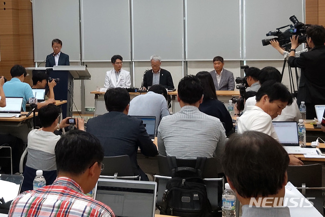 【양산=뉴시스】안지율 기자 = 신상욱 부산대학교 의학전문대학원장은 26일 경남 양산캠퍼스 간호대학 세미나실에서 조국 법무부 장관 후보자 딸 조모(28)씨를 둘러싼 장학금 특혜의혹과 관련한 입장을 발표하고 있다. 2019.08.26.&nbsp; alk9935@newsis.com