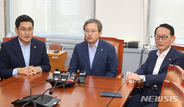 【서울=뉴시스】이종철 기자 = 26일 서울 여의도 국회에서 열린 여,야 법사위 간사회동에 참석한 왼쪽부터 바른미래당 오신환, 더불어민주당 송기헌, 자유한국당 김도읍 간사가 의견을 나누고 있다. 2019.08.26. jc4321@newsis.com