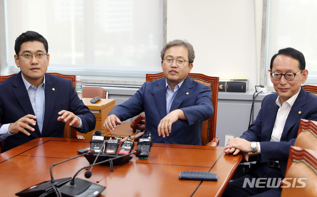 【서울=뉴시스】이종철 기자&nbsp; = 26일 서울 여의도 국회에서 열린 여,야 법사위 간사회동에 참석한 왼쪽부터 바른미래당 오신환, 더불어민주당 송기헌, 자유한국당 김도읍 간사가 의견을 나누고 있다. 2019.08.26. jc4321@newsis.com