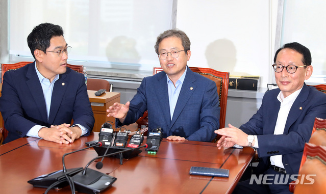 【서울=뉴시스】이종철 기자 = 26일 서울 여의도 국회에서 열린 여,야 법사위 간사회동에 참석한 왼쪽부터 바른미래당 오신환, 더불어민주당 송기헌, 자유한국당 김도읍 간사가 의견을 나누고 있다. 2019.08.26.&nbsp; jc4321@newsis.com