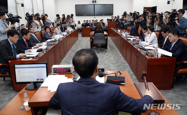【서울=뉴시스】 박영태 기자 = 26일 오후 서울 여의도 국회에서 열린 정치개혁특별위원회 전체회의를 홍영표 위원장이 주재하고 있다. 2019.08.26.since1999@newsis.com