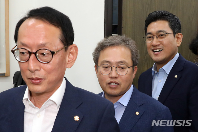 【서울=뉴시스】이종철 기자&nbsp; = 26일 서울 여의도 국회에서 열린 여,야 법사위 간사회동에 참석한 오른쪽부터 바른미래당 오신환, 더불어민주당 송기헌, 자유한국당 김도읍 간사가 회의실로 입장하고 있다. 2019.08.26. jc4321@newsis.com